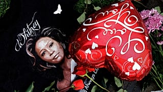Se exponen objetos junto a una imagen de Whitney Houston en un homenaje a la estrella fallecida en California el 13 de febrero de 2012.