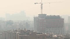 Schwere Luftverschmutzung über Teherans Skyline: Gebäude verschwinden im Smog.