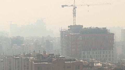 Grave inquinamento dell’aria a Teheran: lo skyline e gli edifici avvolti dallo smog