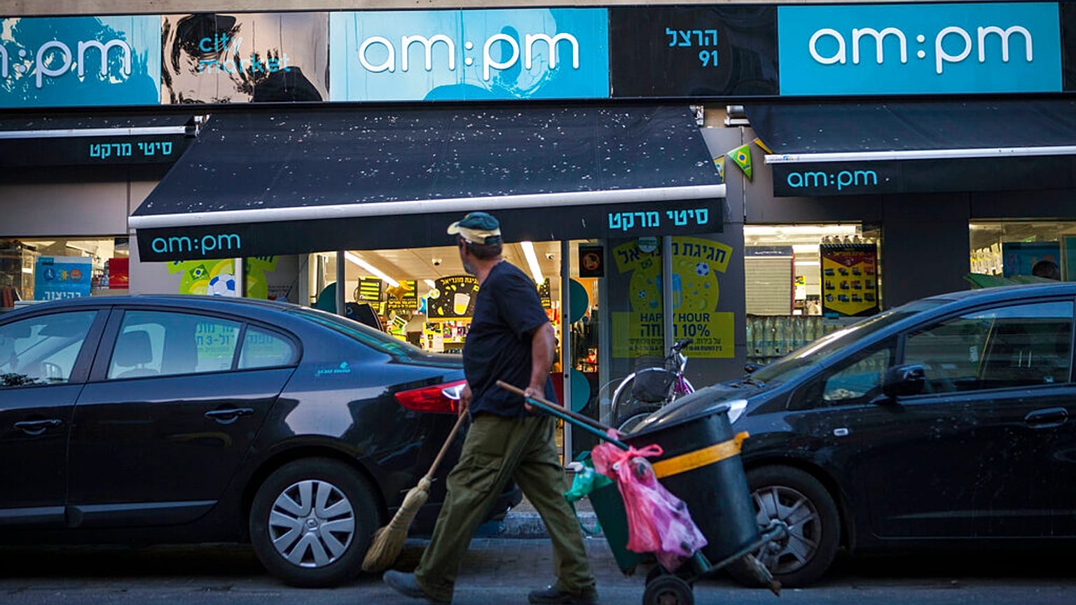 سوبر ماركت مفتوح على مدار الساعة في تل أبيب، إسرائيل، يوم الاثنين، 30 يونيو/حزيران 2014.