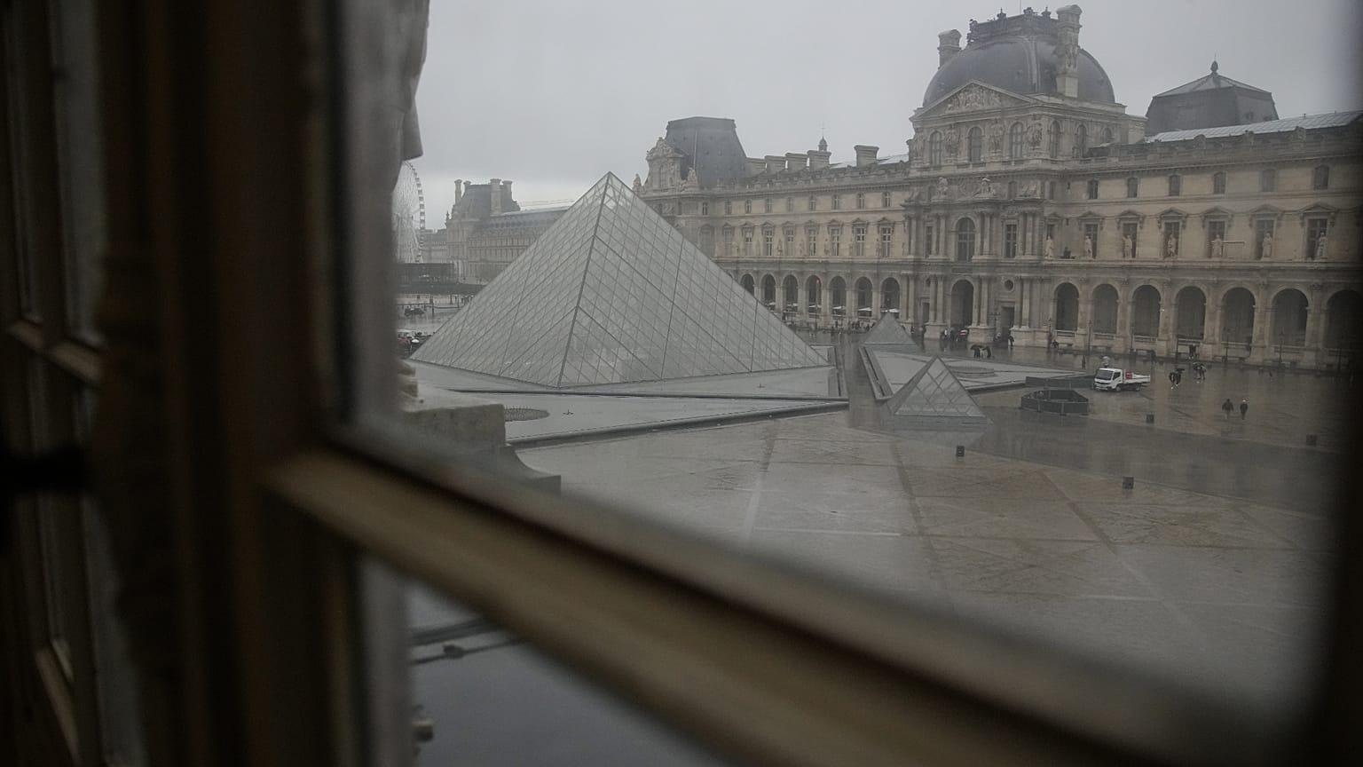 El patio y la pirámide del Museo del Louvre, vistos el miércoles 19 de noviembre de 2025 en París.