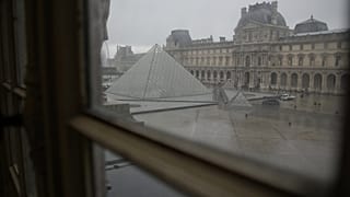 El patio y la pirámide del Museo del Louvre, vistos el miércoles 19 de noviembre de 2025 en París.