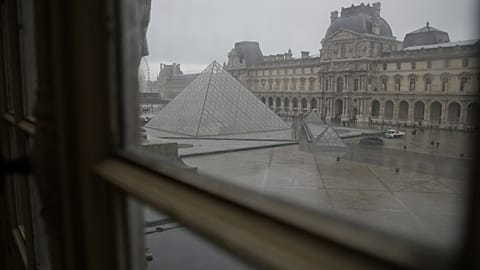 El patio y la pirámide del Museo del Louvre, vistos el miércoles 19 de noviembre de 2025 en París.