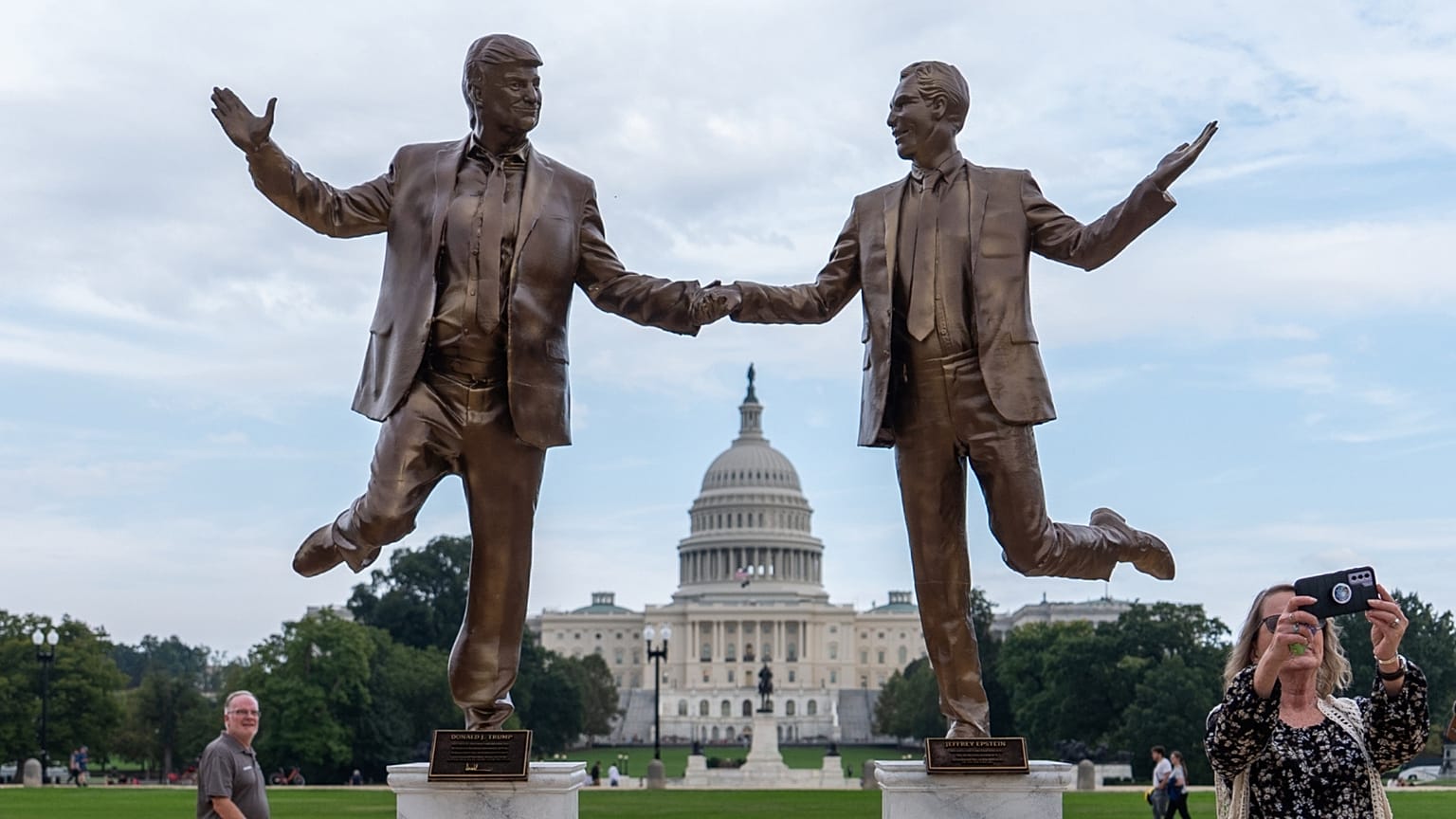 A táncoló Donald Trump és Jeffrey Epstein gunyoros szobra a Capitolium előtt, 2025. szeptember 23-án