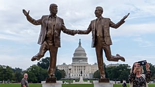 A táncoló Donald Trump és Jeffrey Epstein gunyoros szobra a Capitolium előtt, 2025. szeptember 23-án