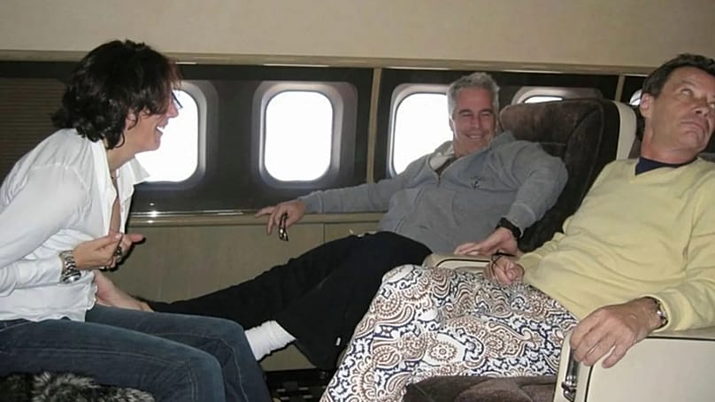 Ghislaine Maxwell, Jeffrey Epstein és Jean-Luc Brunel egy magángépen