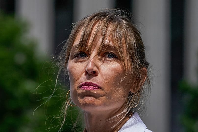 Annie Farmer a Maxwell elleni büntetőper idején New Yorkban, 2022 júniusában