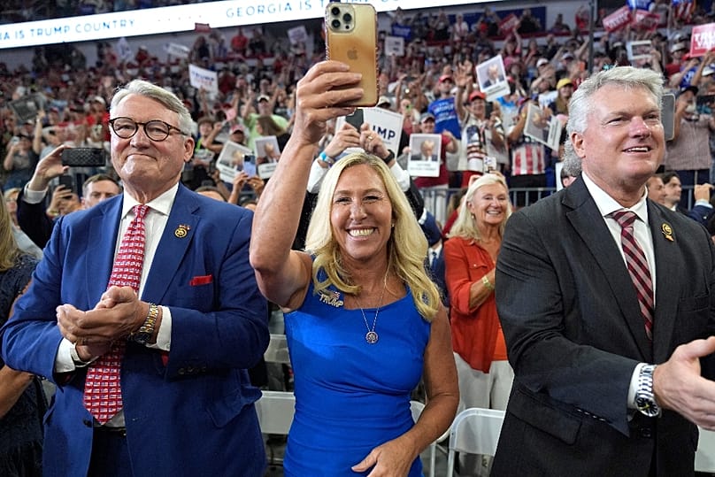 Marjorie Taylor Green a republikánus elnökjelölt Donald Trumpot ünnepli Atlantában, 2024 augusztusában
