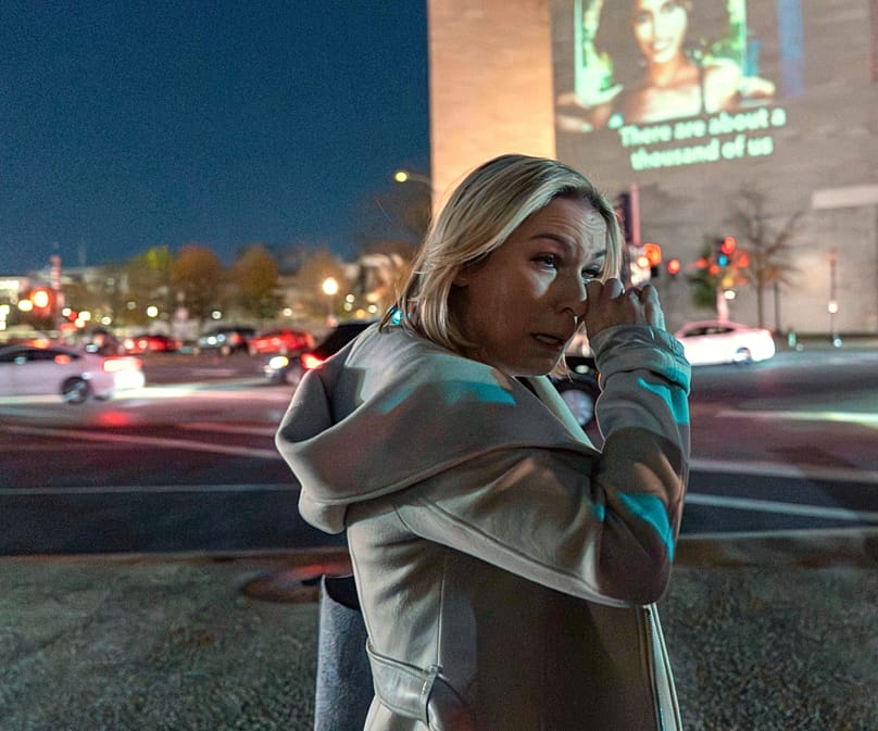 Danielle Bensky, mögötte a washingtoni Nemzeti Galéria falára vetített fotón azt írja: „Nagyjából ezren lehettünk”, 2025. november 17-én