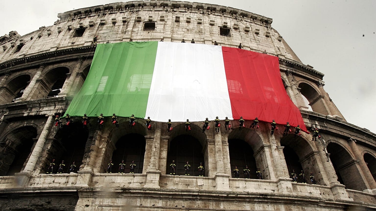 علم إيطاليا العملاق فوق الكولوسيوم القديم في روما،