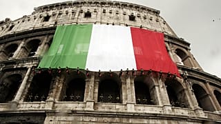 علم إيطاليا العملاق فوق الكولوسيوم القديم في روما،