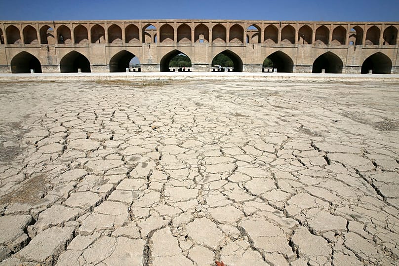في هذه الصورة الملتقطة يوم الثلاثاء، ١٠ يوليو ٢٠١٨، لم يعد نهر زاينده رود يجري تحت جسر سيوسه بل، في أصفهان، إيران. 