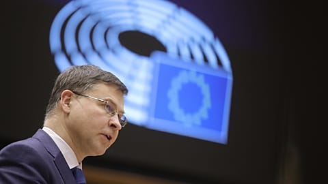 FILE: Valdis Dombrovskis gazdaságért felelős európai biztos az Európai Parlament plenáris ülésén Brüsszelben, 2021. február 9-én, kedden.