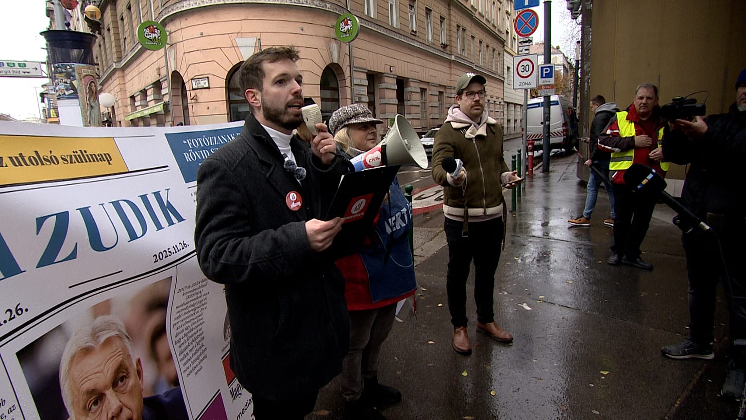 Szalóki Viktor beszél a Mediaworks székháza előtt