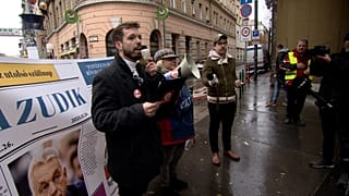 Szalóki Viktor beszél a Mediaworks székháza előtt