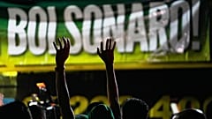 Anhänger des früheren Präsidenten Jair Bolsonaro beteiligen sich an einer Mahnwache vor seinem Wohnsitz in Brasília, Brasilien. Es ist Samstag, der 22. November 2025.