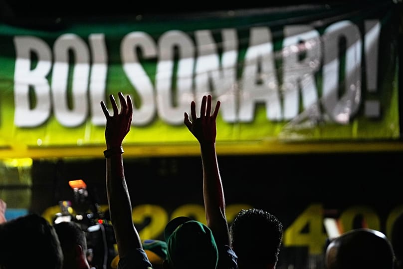  شارك أنصار الرئيس السابق جايير بولسونارو في وقفة احتجاجية أمام مقر إقامته في برازيليا، البرازيل، السبت 22 نوفمبر/تشرين الثاني 2025، 