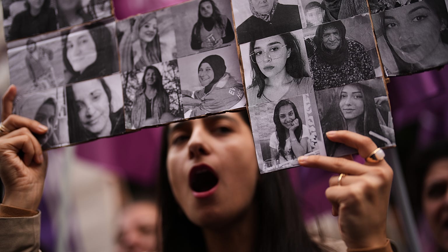Une femme scande des slogans lors d'une manifestation contre les violences faites aux femmes à Istanbul.