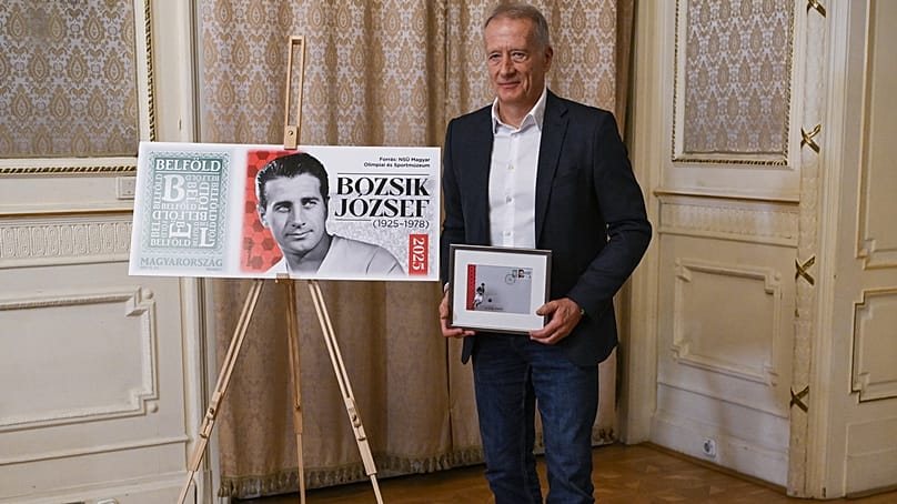 Bozsik Péter korábbi szövetségi kapitány a 100 éve született Bozsik József fia a tematikus személyes emlékbélyeg kibocsátásán a budapesti Postamúzeumban 2025. november 24-én