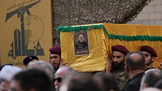 مقاتلو حزب الله يحملون نعش رئيس أركان الحزب هيثم طباطبائي الذي قُتل مع عدد من مقاتلي الحزب في الغارة الإسرائيلية على الضاحية الجنوبية لبيروت، في 24 نوفمبر 2025.