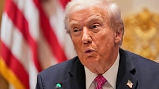 الرئيس دونالد ترامب يتحدث قبل غداء مع الرئيس الأوكراني فولوديمير زيلينسكي في غرفة مجلس الوزراء بالبيت الأبيض، الجمعة 17 أكتوبر/تشرين الأول 2025، في واشنطن.