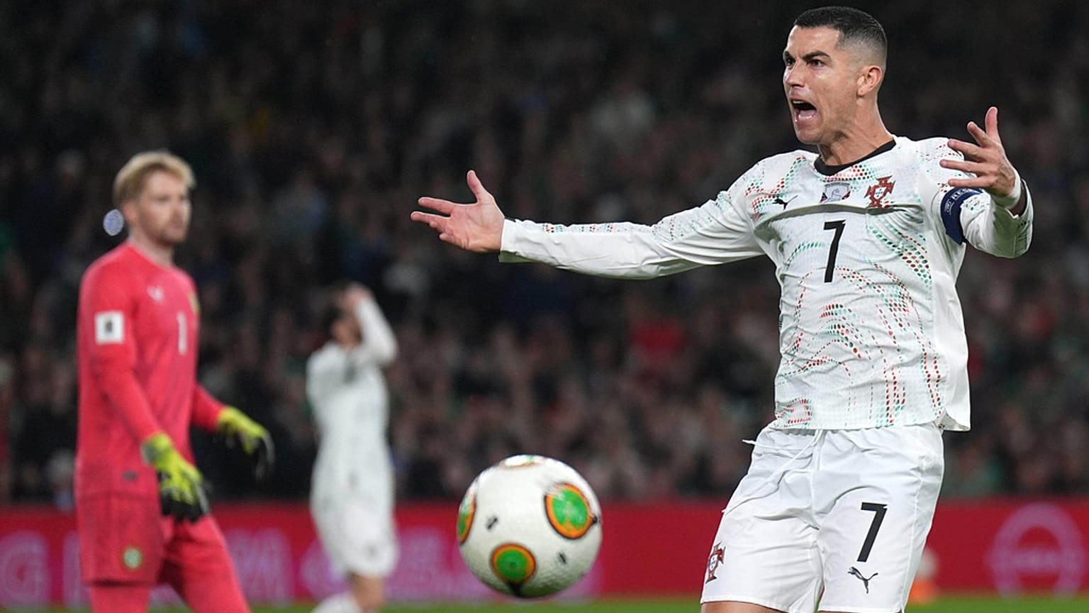Cristiano Ronaldo, de Portugal, reage durante um jogo de futebol das eliminatórias da Copa do Mundo de 2026 do grupo F entre a Irlanda e Portugal, em Dublin.