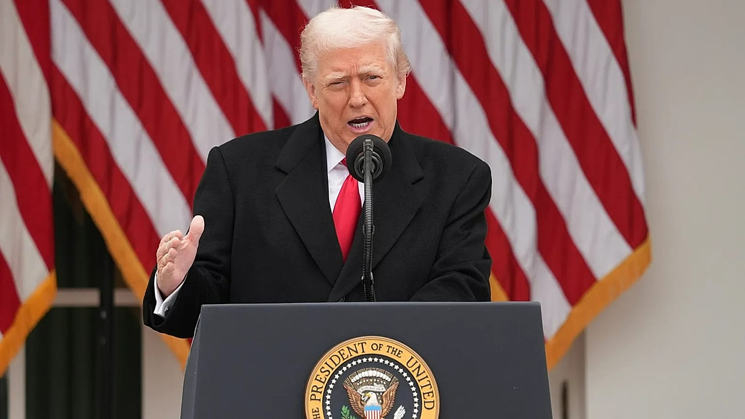 Trump parle d'"énormes progrès" et envoie son émissaire à Moscou.