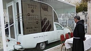 Une papamobile transformée en clinique mobile pour les enfants de Gaza