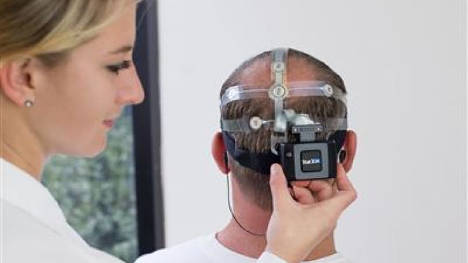 جهاز Stat X24 من شركة Advanced Brain Monitoring لتقييم تخطيط كهربية الدماغ أثناء اليقظة. 