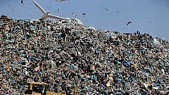 Χωματουργικά μηχανήματα σπρώχνουν βουνά σκουπιδιών, ενώ γλάροι πετούν πάνω από τη μεγαλύτερη χωματερή της χώρας στη Φυλή, στα περίχωρα της Αθήνας. Φεβρουάριος 2, 2018  