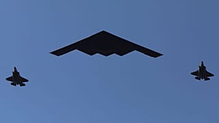 بمب‌افکن بی-۲ و جنگنده‌های آمریکایی