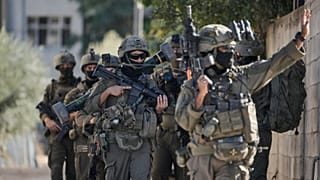 يَظهر جنود إسرائيليون خلال مداهمة نفّذها الجيش في بلدة طوباس بالضفة الغربية، الأربعاء، 26 تشرين الثاني/نوفمبر 2025.