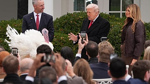 Donald Trump e la first lady Melania Trump sono accanto al tacchino nazionale del Ringraziamento Gobble durante la cerimonia di grazia nel Giardino delle Rose.
