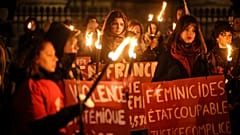 Mujeres con antorchas y pancartas protestan frente al Panteón para conmemorar el Día Internacional de la Eliminación de la Violencia contra la Mujer