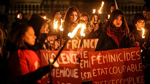 Giornata internazionale per l'eliminazione della violenza contro le donne: donne con fiaccole e cartelli protestano davanti al Pantheon