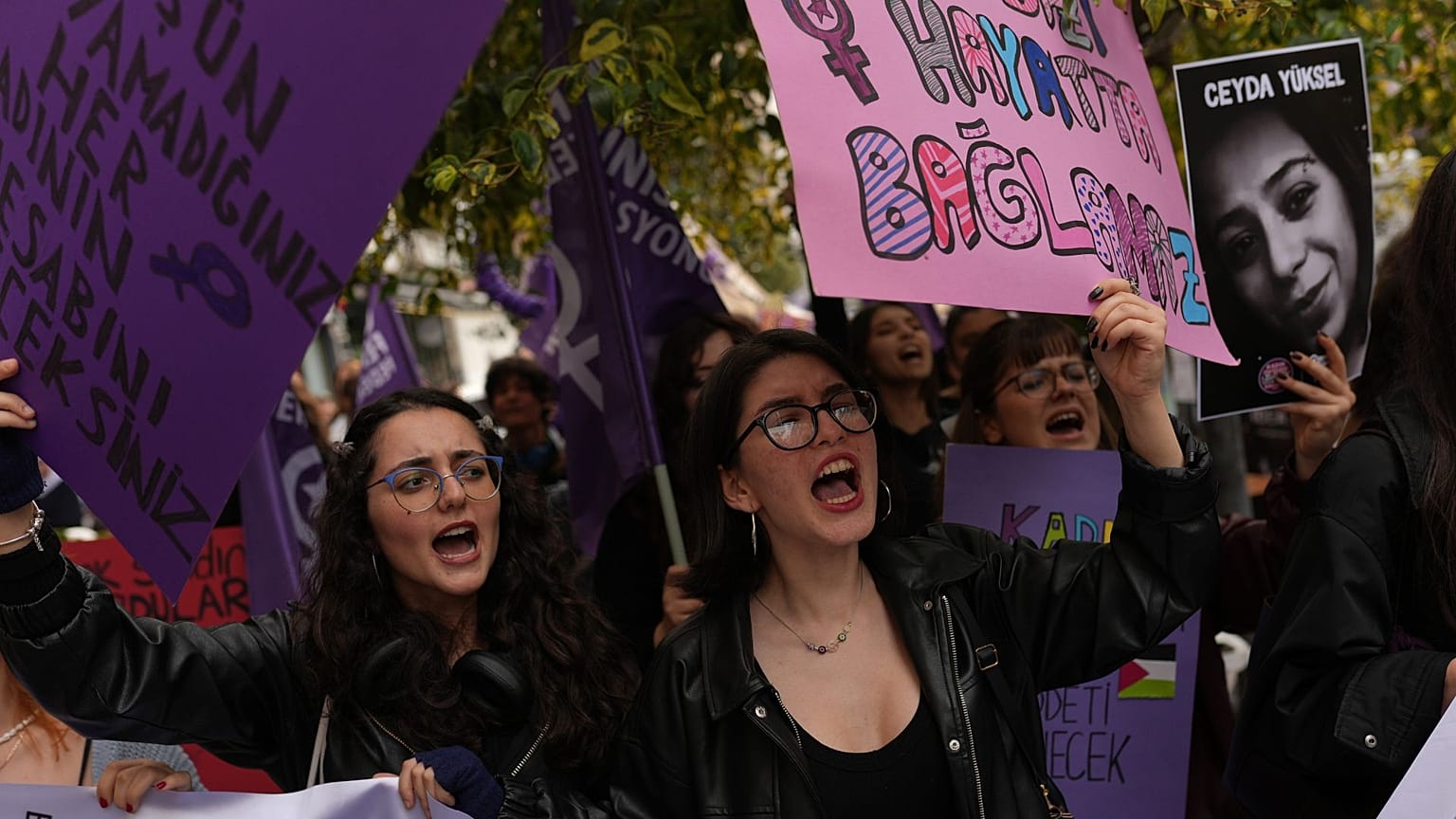 زنان در جریان تظاهراتی علیه خشونت علیه زنان در استانبول، یکشنبه، ۲۳ نوامبر ۲۰۲۵، شعار می‌دهد. 