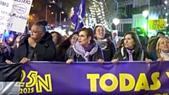 Χιλιάδες διαδηλώνουν στη Μαδρίτη καθώς η Ισπανία τιμά τη Διεθνή Ημέρα κατά της έμφυλης βίας