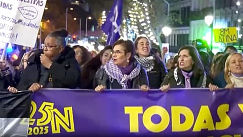 Migliaia in corteo a Madrid: la Spagna celebra la Giornata internazionale contro la violenza di genere