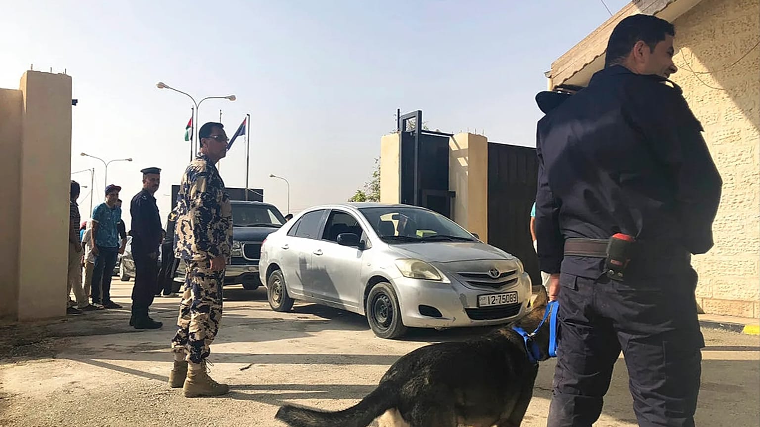 تقف قوات الأمن الأردنية على الحراسة عند معبر جابر الحدودي بين الأردن وسوريا في محافظة المفرق، الأردن، يوم الاثنين 15 أكتوبر 2018