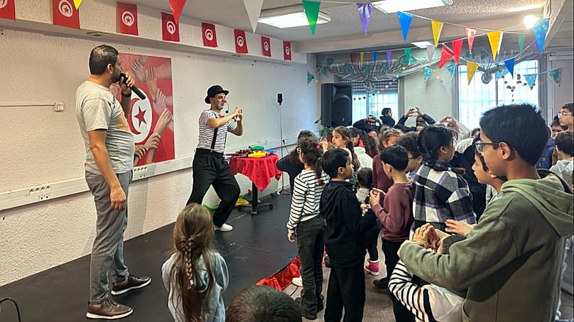 الأطفال خلال مشاركة الساحر ميدو