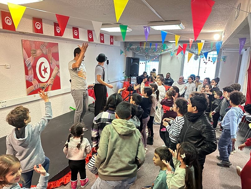 المنشط سهيل هنشيري خلال النشاط في المركز الثقافي التونسي في غرونوبل