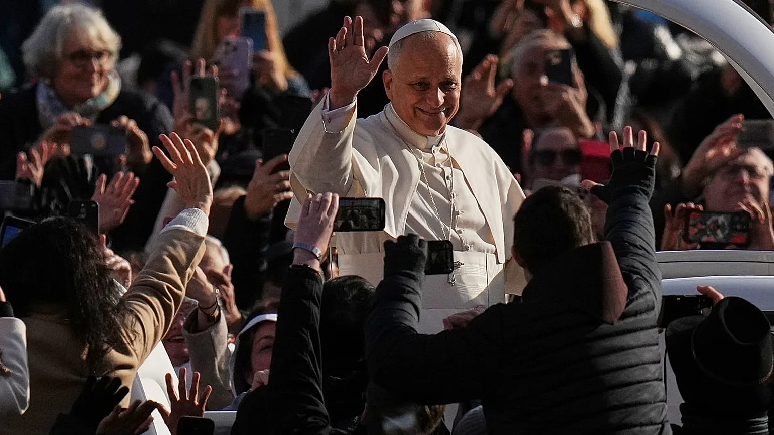 Papa XIV. Leo, Vatikan'daki Aziz Petrus Meydanı'nda haftalık genel izleyicisi için varışında el sallıyor, 26 Kasım 2025.