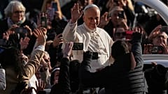 Papa XIV. Leo, Vatikan'daki Aziz Petrus Meydanı'nda haftalık genel izleyicisi için varışında el sallıyor, 26 Kasım 2025.
