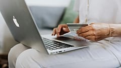 Persona comprando online con tarjeta