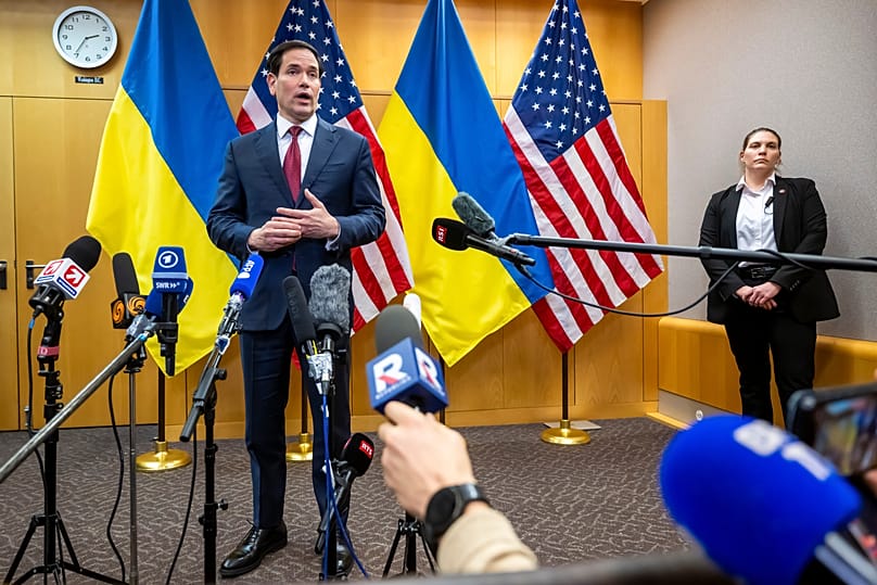 Marco Rubio Genfben, ukrán zászlók előtt - 2025 november 23.