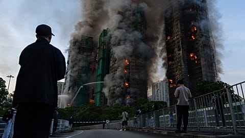 Hong Kong, fumo dopo un incendio al complesso residenziale Wang Fuk Court nel distretto di Tai Po, nei Nuovi Territori.