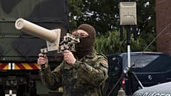 Um soldado no segundo dia do exercício da Bundeswehr "Red Storm Bravo" em Hamburgo, a 26 de setembro de 2025, com o Counter UAV Jammer HP 47