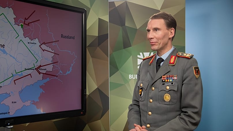 Inspekteur des Heeres, Dr. Christian Freuding, bei dem Erklärformat der Bundeswehr "Nachgefragt"