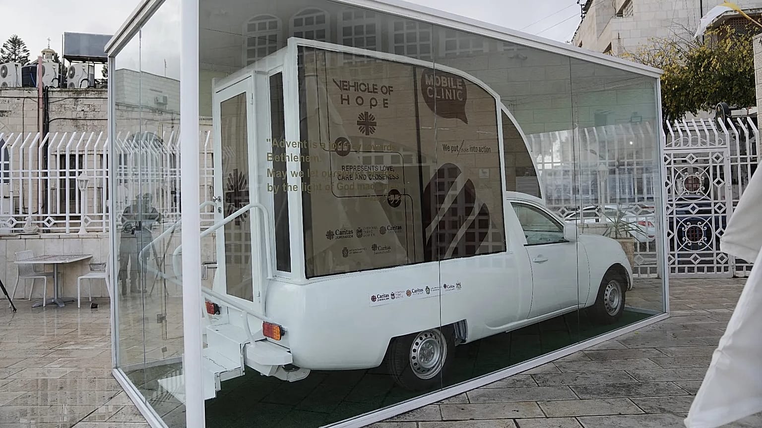 خودروی شخصی پاپ فرانسیس که تبدیل به درمانگاه سیار کودکان غزه شد