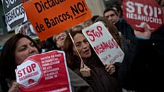 Protestam devedores do crédito à habitação em Espanha contra bancos